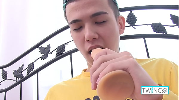 Der dünne brünette Junge Xander knallt einen Dildo und reibt seinen großen harten Schwanz!