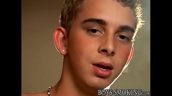 Il carino Hoyt Jaeger fuma sigari mentre si masturba e viene