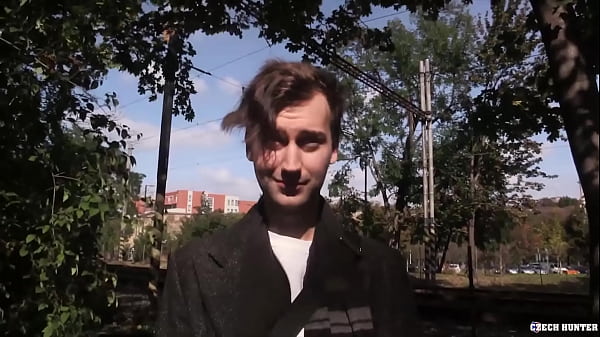 Straight Twink prend une grosse bite dans le cul et la bouche et en profite pour une bonne somme d'argent - Czech Hunter 565