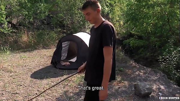 Un minet hétéro n'hésite pas à glisser une bite dans son trou du cul une fois qu'il est payé - Czech Hunter 563