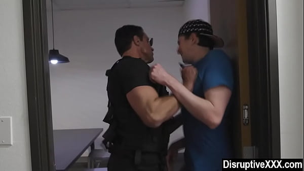 Schmugglerhöhle durchsucht und von Polizisten gefickt