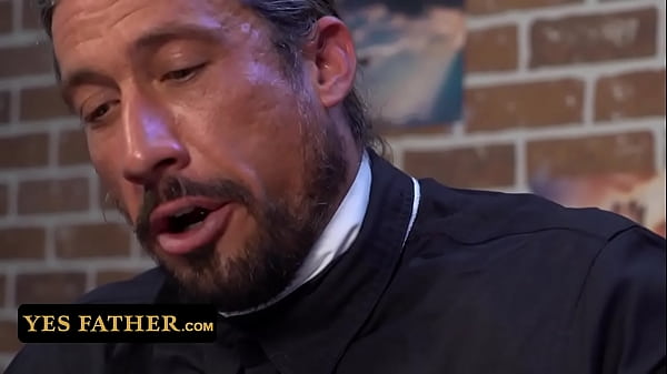 Junge wird vom Bischof verprügelt und mit einem Glasdildo durchbohrt, weil er frech und unehrenhaft ist