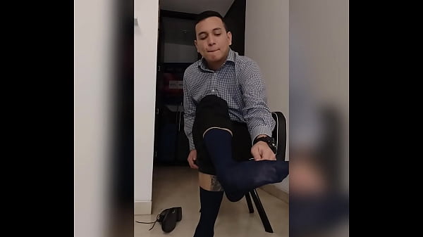 Une Colombienne montre ses bas transparents après le travail, pour le culte