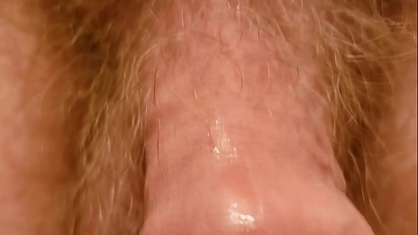 Ombligo y pene: primer plano extremo en cámara lenta y detalle