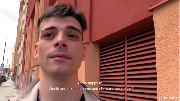 Ragazzo etero accetta di farsi scopare crudo nel culo e prende un po' di soldi di cui ha un disperato bisogno - BigStr