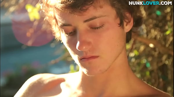 Atlético amador mostra a bunda e gosta de masturbar na cama