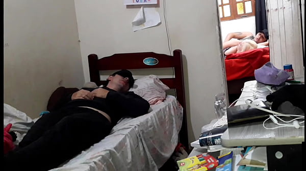 La moglie infedele scopa il suo amante alle spalle del cornuto