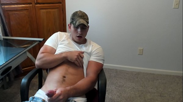 摄像头男孩自慰并拍摄他的巨大负载！