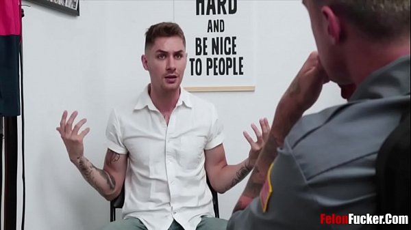 Ladrón adolescente atrapado y castigado follado por un policía gay