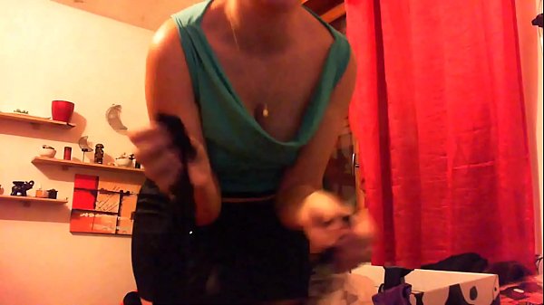 ¡Eres un chico malo! Tu mamá te pilló masturbándote mientras se probaba los corsés