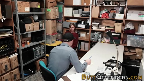 Teenie-Straftäter reitet Schwanz ohne Sattel