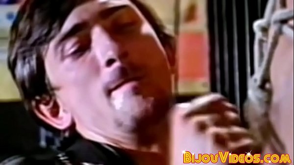 Unterwürfiger Hengst bekommt Blowjob bei Retro-Dreier