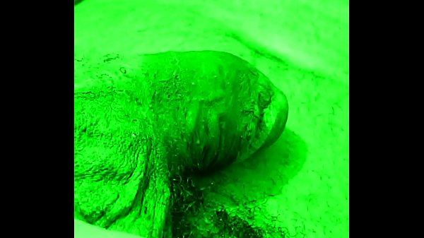 Fratellastro sorpreso a masturbarsi al buio (1)