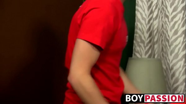 Twink tatuado perfurado sem sela por seu amigo de foda