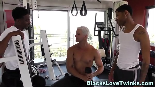 Muscled dude blows big black cocks