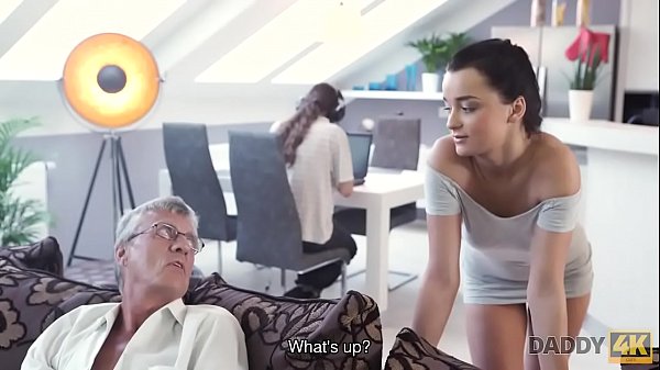 PAPA4K. Le sexe tabou d'un vieil homme et d'une douce brune se termine par du sperme dans la bouche