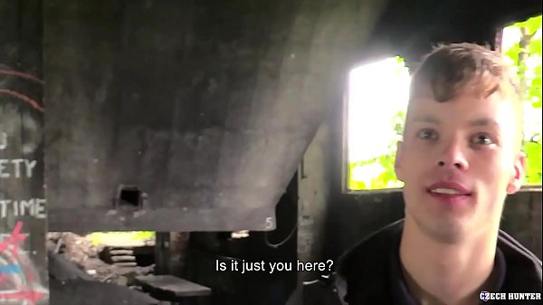 Minet se fait étirer le cul serré sur une grosse bite - Czech Hunter 541