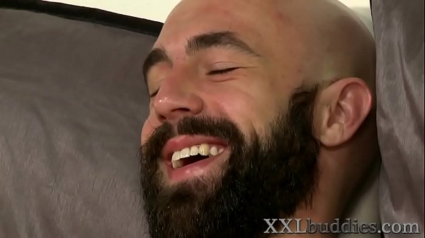 बड़े डिक वाला दाढ़ी वाला गंजा हंक चूसा जाता है