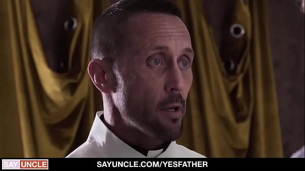 Als der Priester endlich bereit ist, in den Jungen einzudringen, beugt er ihn vor und schiebt ihm einen großen Schwanz in den Arsch, während das Stöhnen des Jungen den Raum erfüllt