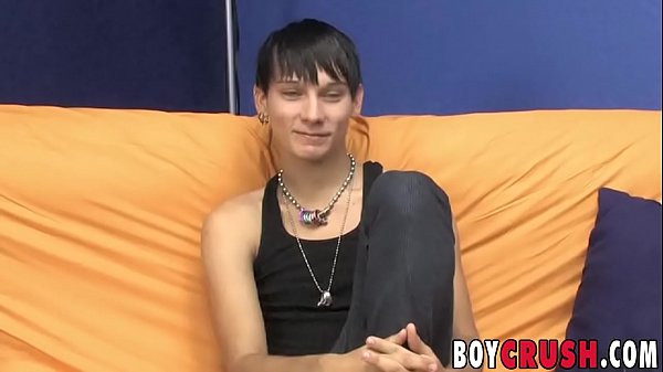 Guapo jovencito con piercings Christopher Robin se masturba con una gran polla