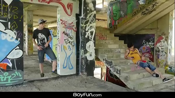 BoyFun - El cachondo Roman Capellini se masturba al aire libre cuando Antony Carter lo encuentra y se lo folla