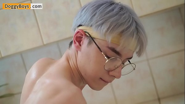 L'ora del bagno di Karol Gajda con giochi di culo e seghe