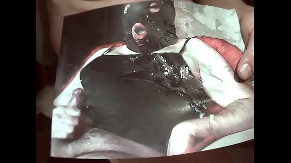 Geiler Kerl spritzt ihm ins Gesicht und in den Mund