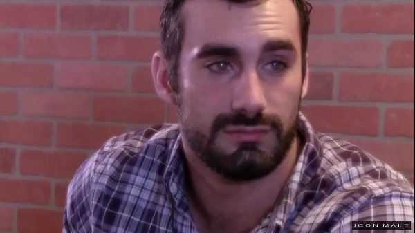 L'uomo muscoloso dà una mano a un giovane innamorato