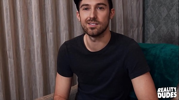 Sexo POV con un chico heterosexual probando una polla por primera vez - Reality Dudes