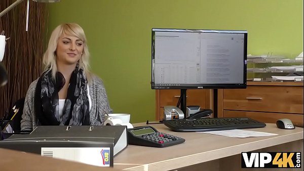 VIP4K. El agente folla el estrecho coño del joven y luego aprueba el préstamo de las chicas