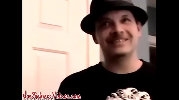 Una bella amatrice con un grosso cazzo si masturba e viene un sacco di grasso