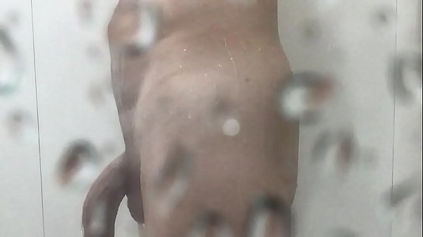 Ragazzo sexy sorpreso sotto la doccia, pensava che il vetro della doccia lo avrebbe protetto!