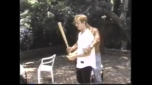 Le lanceur expérimenté Tad Ramsey qui pratiquait des sports de niveau élite explique à son ami Jason Broderick comment prendre les balles courbes