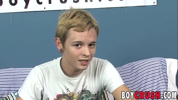 Cara legal responde perguntas antes de se despir e se masturbar