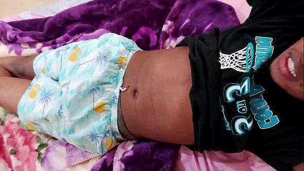 Espionner mon demi-frère nu dans la chambre (1)