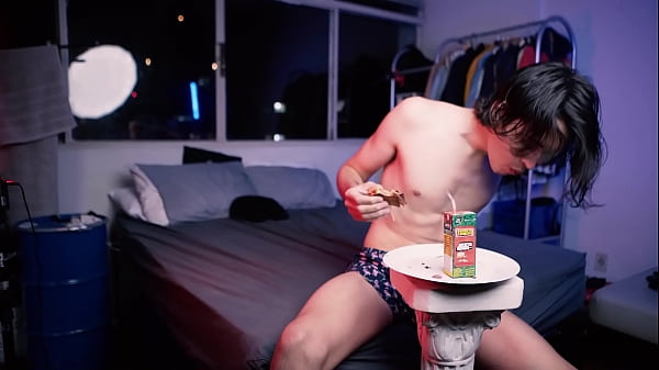 Ragazzo ASMR dopo la doccia che mangia pizza in pantaloncini