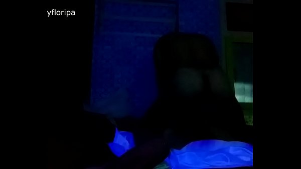 @jrboyfloripa von Twitter macht es unter Schwarzlicht heiß