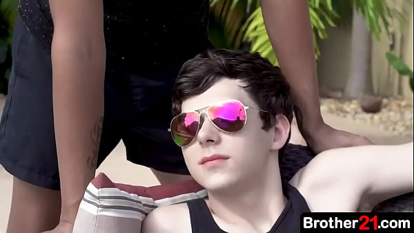 Quand le garçon trouve son demi-frère allongé au bord de la piscine, il décide de le rejoindre et de lui demander un massage.