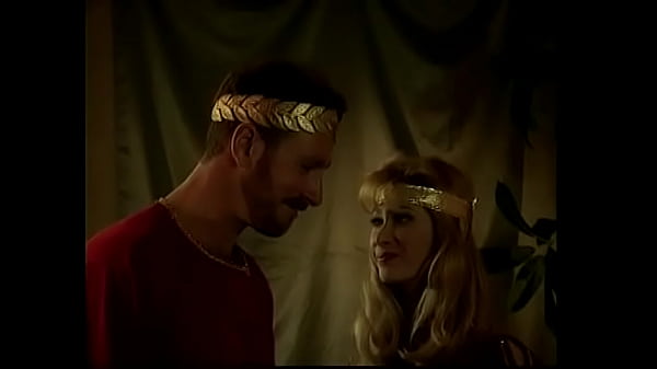 Guarda come il giovane Caesar scopa la sua giovane concubina con un corpo superbo in tutte le posizioni