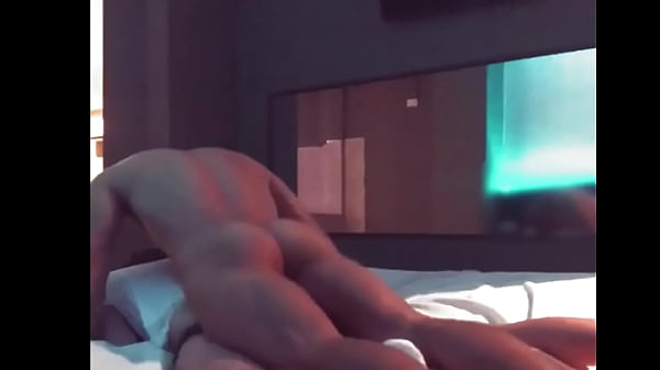 Le follo el culo a mi compañero de piso y él me folla después de unas copas en el bar