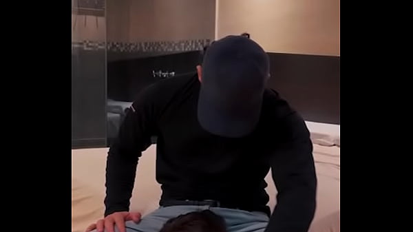 Der Lieferbote fickt mich für ein Extra-Trinkgeld und erweist sich als sehr dominant