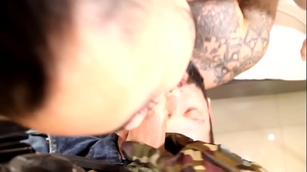 Ganhando um boquete depois do servi&ccedil_o