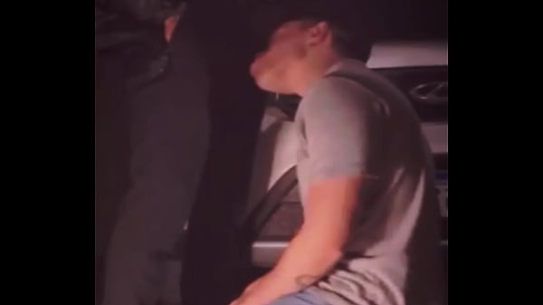 Después de unos tragos le chupo la polla al vecino afuera de su casa y termina follándonos a mí y a su mujer a pelo dentro de la casa