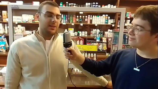 Die dicke kleine Hure stellt hinten ein Mikrofon auf