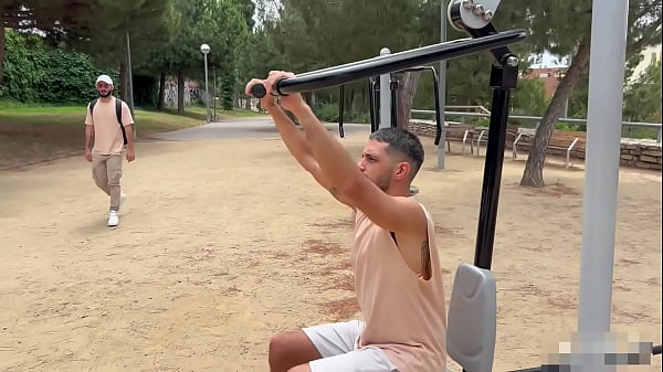 Ich barebacke die kleine Hure, die ich im Park aufgelesen habe, und lasse die Milch in ihm