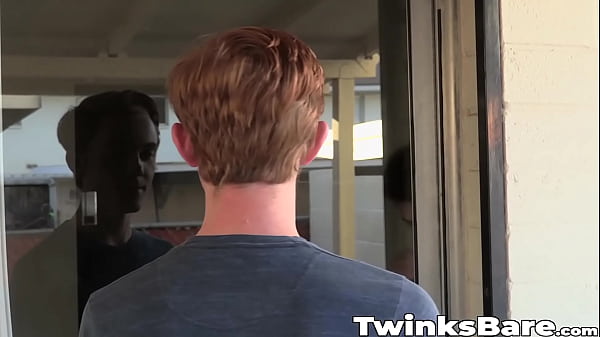 एंड्रयू सिर्फ एक याचिका के लिए हस्ताक्षर की तलाश में है, लेकिन जब वह कामुक अनुभवहीन एवरी के दरवाजे पर दस्तक देता है तो उसे इससे भी अधिक मिलता है!