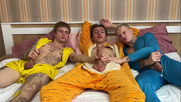 chicos lindos se divierten y se divierten, después de lo cual se follan dulcemente entre ellos parte 1