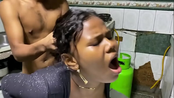 Me follo a la hijastra de mi papá para ver que la casa está sola