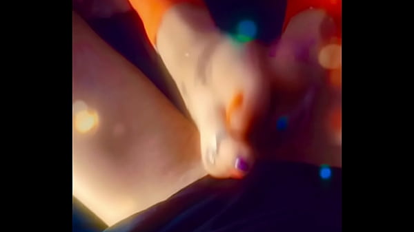 Prettyfeetelite - Barefoot Goddess Twinkletoes - Paja y paja con los pies ignorando al marido mientras habla por teléfono con su amante con corrida en cámara lenta