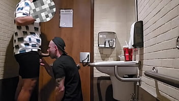 Levando pau grande no banheiro do shopping!